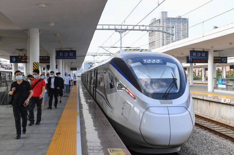 长株潭城际铁路已开启"公交化"运营模式,图为长株潭城铁停靠长沙站.