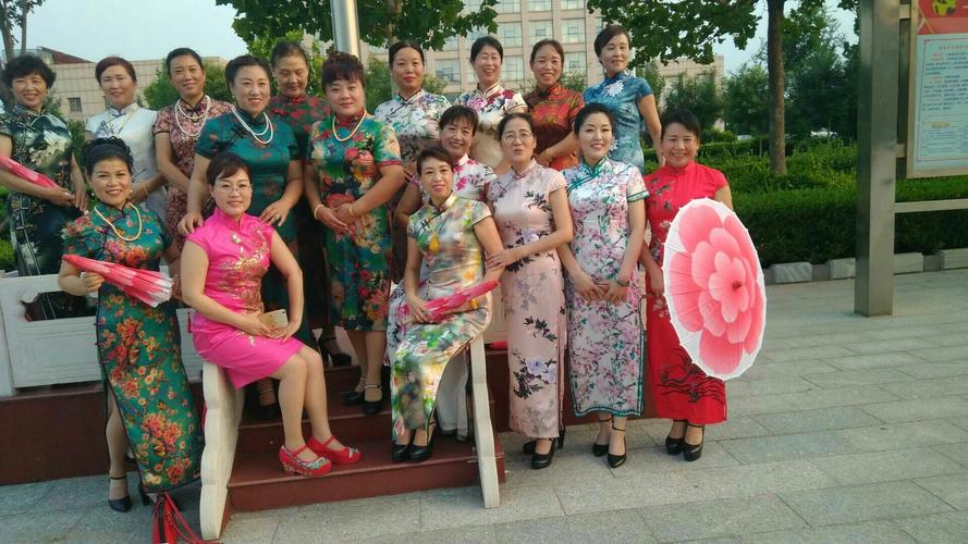 我们一起跳广场舞的吉爱姐说,小红,你快去旗袍队看看吧.