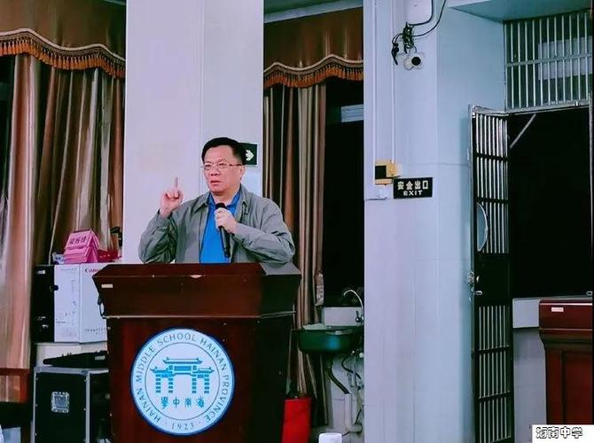 德育之窗 家校沟通     ▲王宏校长和柳海英副书记为海南中学家长学校