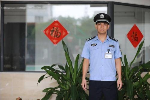 从化监狱值班干警在会见楼前执勤,坚守岗位.