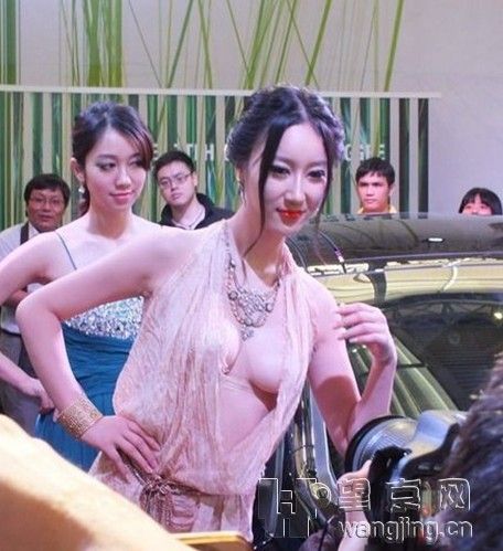 干露露2号真空亮相车展 大尺度露脐深v超低胸装(多图)