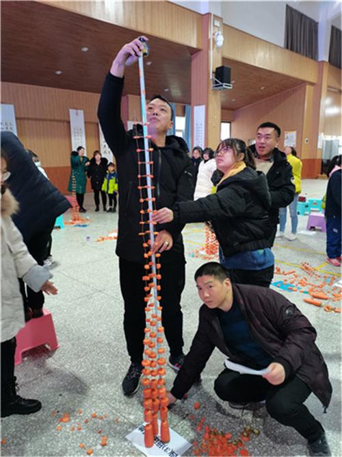 雨城四小汉碑校区举行第二届胡萝卜牙签搭高塔比赛
