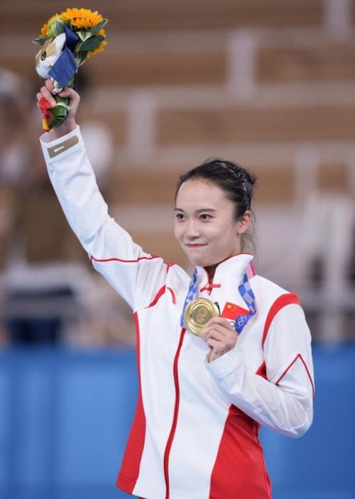 35,朱雪莹       东京奥运会蹦床女子决赛中,中国选手朱雪莹夺金,为