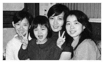 不过,他们婚后一年,曾志伟的爸爸曾启荣倒台,逃去了台湾,曾志伟也不能