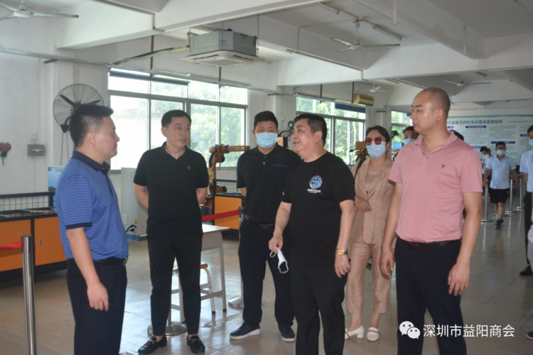 执行会长李德新介绍天发机器人学院情况