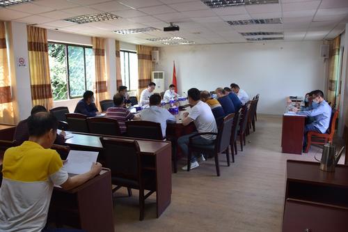 3月25日上午,黄埠镇在镇政府三楼党委会议室召开贫困户危房改造专项