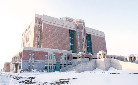 辽大图书馆飞下一男子 警方怀疑是窃贼情急跳楼