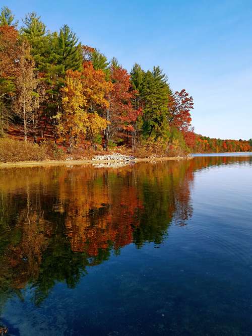 深秋的瓦尔登湖美景