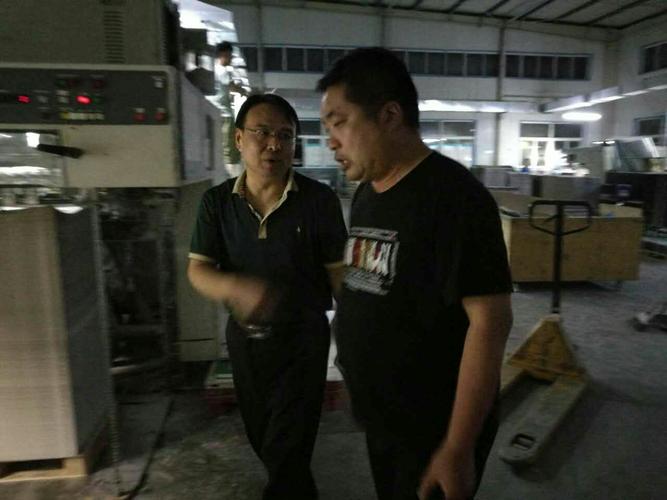 28日晚,延津县政府副县长王乃春带领环保工作人员夜查企业停限产情况