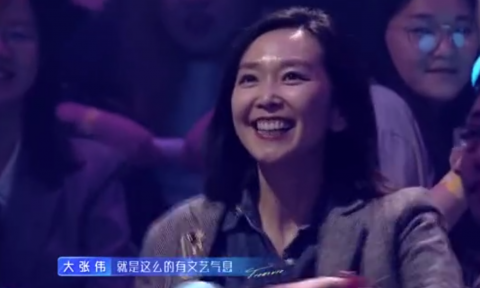 本期《谁是宝藏歌手》,满江首秀搭档凡宇演绎《完美世界》,造型一白