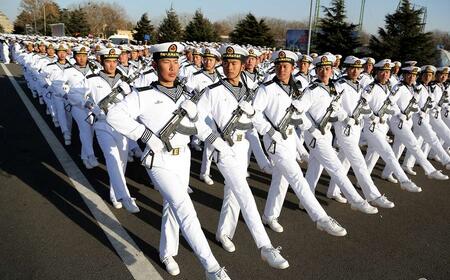 青岛海军新兵结业威风飒爽 千名家长现场助威