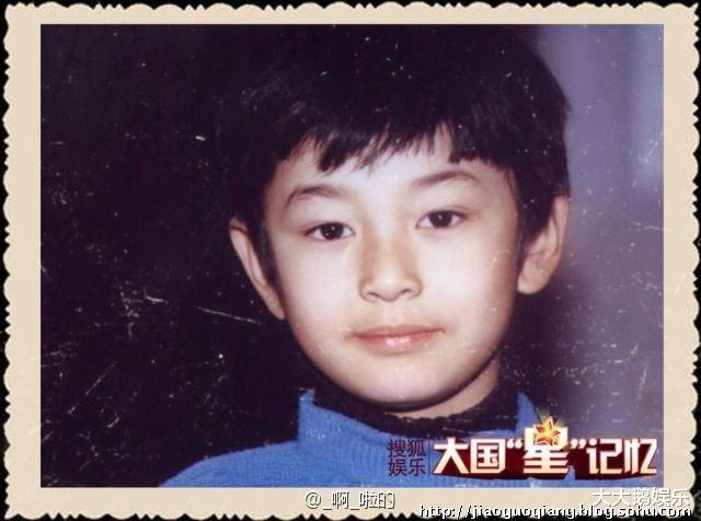1976年,靳东出生于山东的贫困家庭,父母在他小时候就离异了,他和姐姐