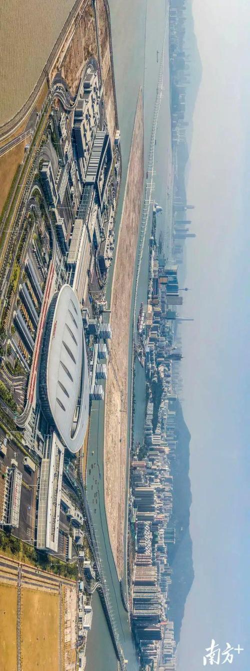 珠海与澳门之间已经开通的旅检口岸共有七个,包括全国第一大陆路口岸