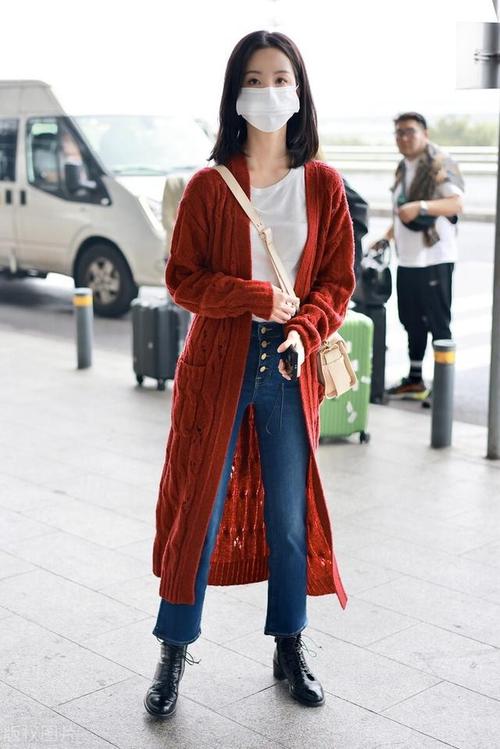 街拍陈都灵红色长款针织开衫直筒牛仔裤米白色斜挎包温柔知性