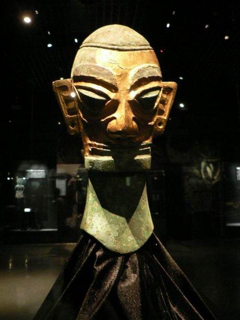 金面人头像.金皮为金银合金,金的成分达85%