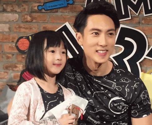 38岁吴尊全家近照老婆美艳儿女超萌