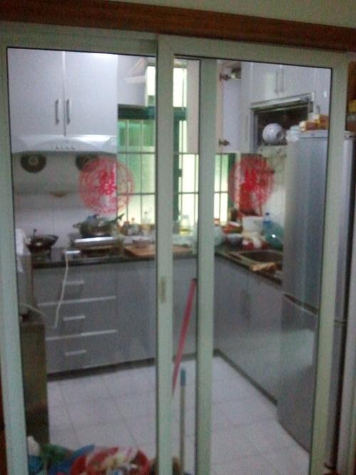 你好,我家炉灶正对着厨房玻璃推拉门,玻璃门对着餐厅