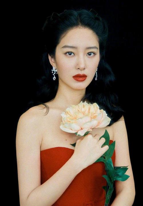 杨采钰活动写真,红裙配上红唇,复古风的卷发,明艳灼人,美人如画