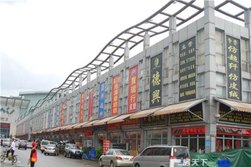 华南城皮革一期中央大街位置101平7万一年