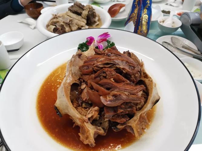 羊头捣蒜 如在"全羊席"中,用羊头的不同部位作主料的菜肴就有18 种之