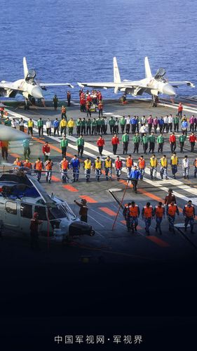 歼-15舰载机在飞行甲板列阵(张雷)