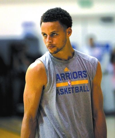 中工网 体育频道 滚动 -正文    詹姆斯和库里在昨天的训练中表情各异