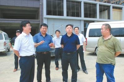 确山县委书记路耕(右二),县长彭广峰(左一)实地查看环境整治情况