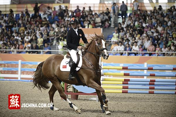 【赛事直击】青奥马术比赛开赛 团体赛中国骑手发挥一般