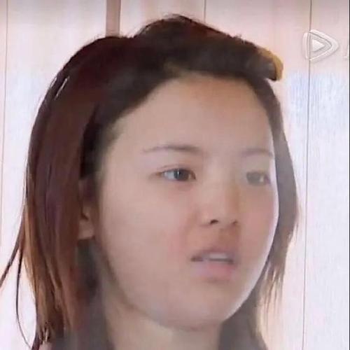 杨超越素颜照又黑又胖看到吴宣仪表情是被杨超越素颜丑到了吗