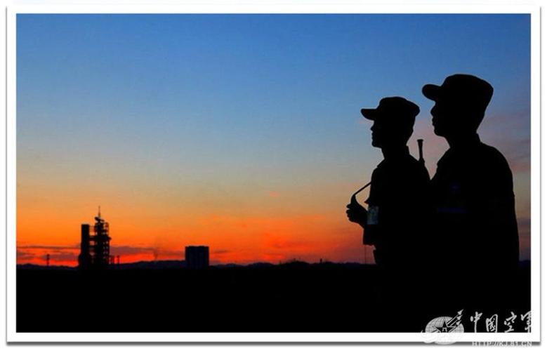 中国空军警卫兵残酷训练:一招碎两块砖