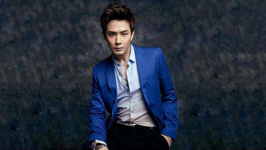 李承铉参加《哥哥》大火,穿西装戴眼镜变斯文,人生彻底逆袭