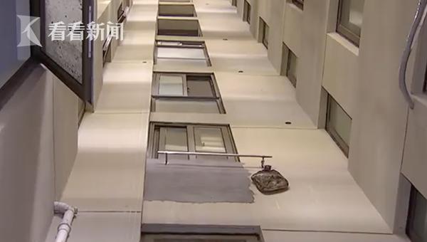 视频女子失足坠落小区天井消防这个东西谨慎使用