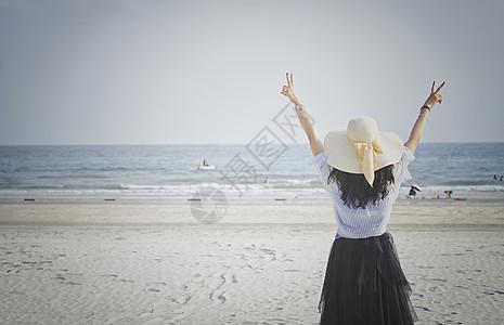 海边女孩游玩开心背影图片素材