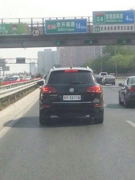 网曝新政首日豪车挂新式军牌 北京军区回应:避免浪费