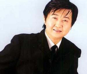 55岁付笛声喷水熨衣服,穿廉价背心超接地气,却住北京上亿四合院