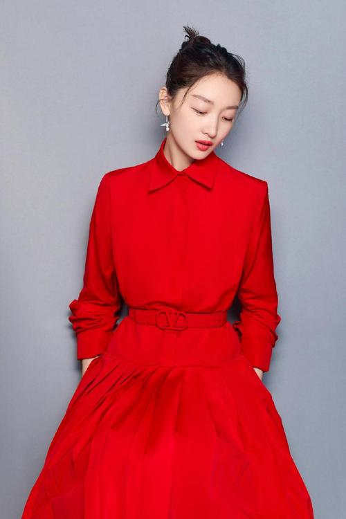 周冬雨纸片身材让人心疼最小码衬衫裙穿身上都宽松好在气质绝