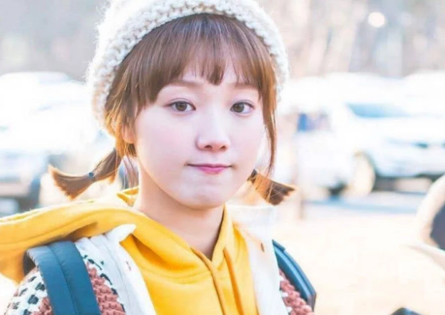 李圣经晒童年照 网友:标志性部分从小到大一点儿都没变!