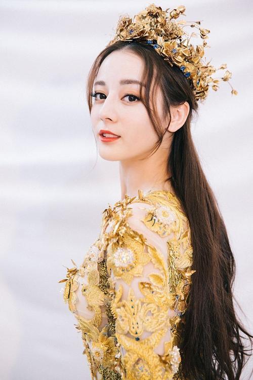 迪丽热巴头戴皇冠气质高贵网友美炸了