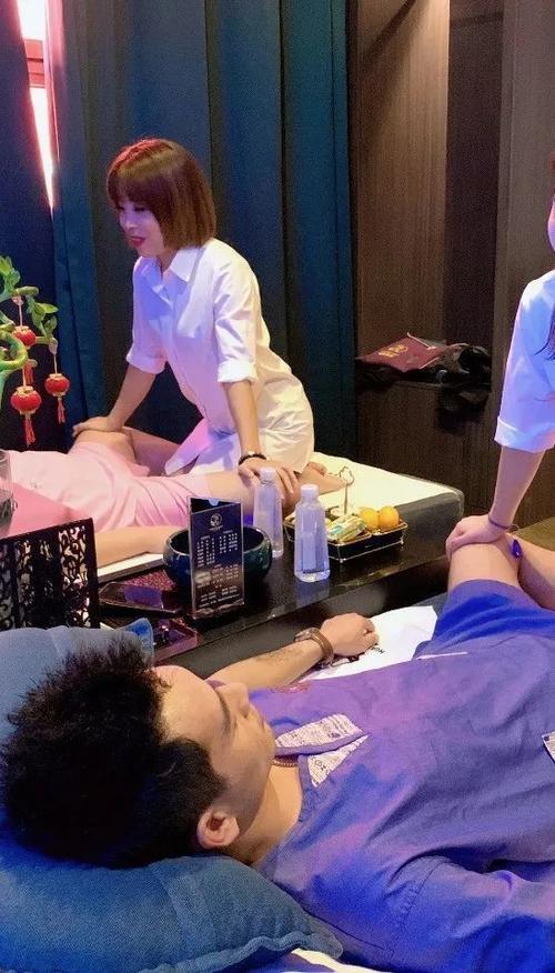 技师小姐姐会给你一边按摩一边洗脚 这待遇,想想都美得很