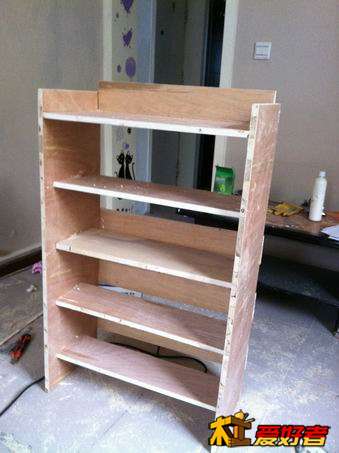 剩下的木板做个鞋柜,当然也是圆木榫连接,,拼接木工