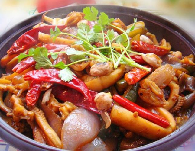  p>萝卜焖鱿鱼是一道简单的家常菜,所用材料为 a target="_blank"