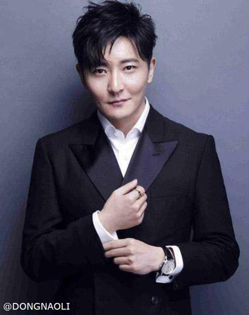 《都挺好》播出后受到了全民关注,演员郭京飞在剧中饰演一个刻薄