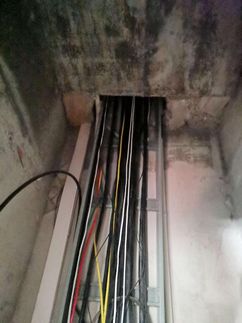 九峰所,派出所与社区联合开展年前电缆竖井隐患排查及