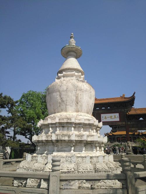 胜像塔:俗称"白塔""孔明灯",是古代佛教的喇嘛塔,此物存在黄鹤楼最