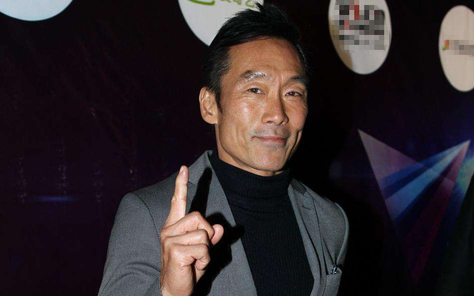 他是香港公认的帅哥,妻子怂恿他拍"三级片",男人味儿十足!