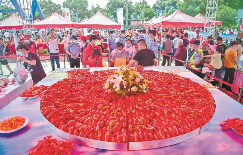 龙虾节虾吃虾玩嗨翻游客