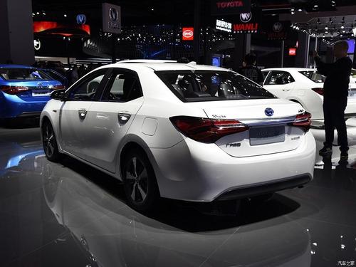 广汽丰田 雷凌 2017款 改款双擎 1.8h v cvt豪华版 国v