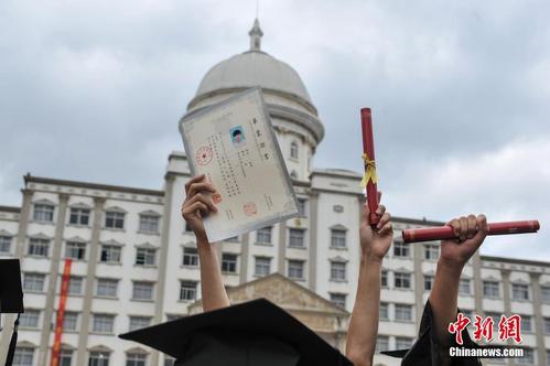 昆明一高校首创"手机 民国版"毕业证受追捧