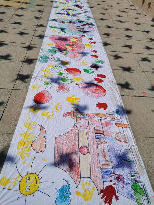 牢记使命"主题教育活动之"五彩斑斓庆国庆,百米长卷画祖国"绘画活动