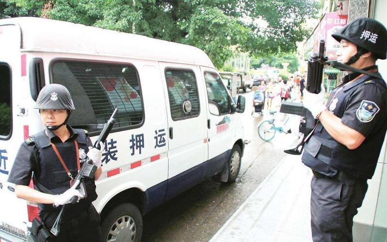 都是押运却天差地别,高考试卷车武警押送,运钞车仅安保人员